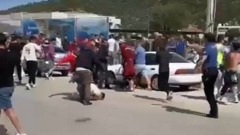 Ortalık savaş alanına döndüğü olayda 3 kişi yaralandı, maç ise ertelendi