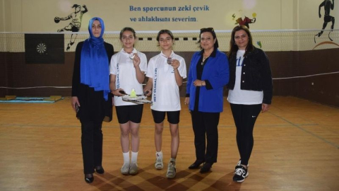 Elif ve Melis Badminton Türkiye Şampiyonası yolcusu