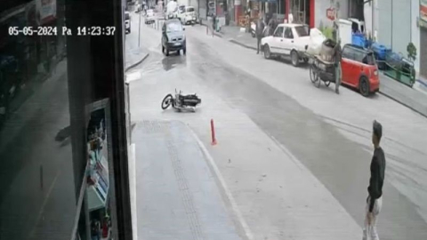 Motosikletle metrelerce sürüklendi