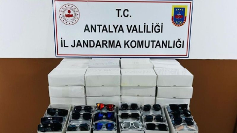 Otobüsten bin 500 adet kaçak güneş gözlüğü çıktı