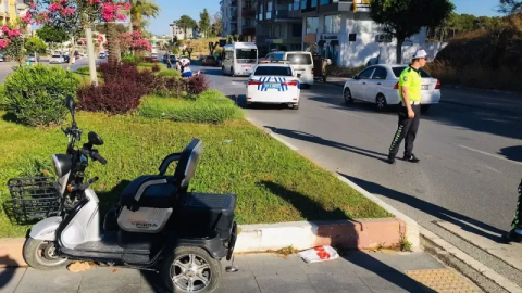 Otomobil elektrikli bisiklete çarptı