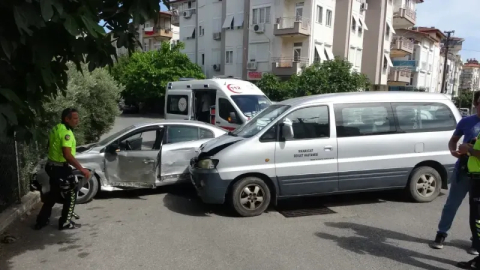 Resmi araç, otomobil ile çarpıştı