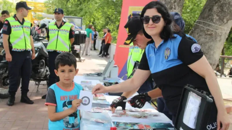 Trafik Haftası'nda Manavgat'ta  kırmızı düdük dağıtıldı
