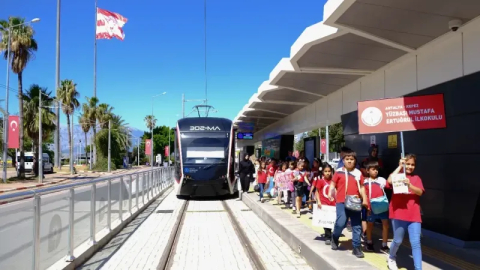 Öğrenciler tramvayda kitap okudu