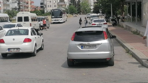 Otomobil motosiklete çarptı 