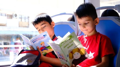 Öğrenciler tramvayda kitap okudu