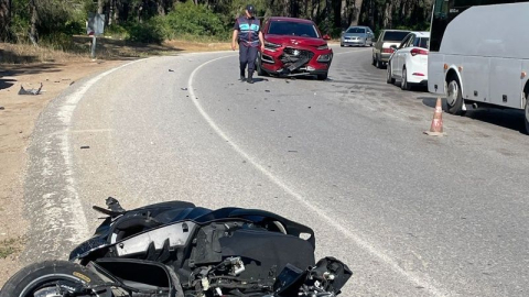 Acısu Caddesi'nde Motosiklet ile otomobil çarpıştı