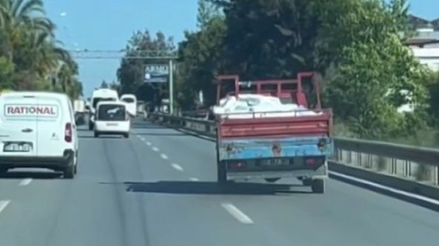 Kamyonet seyir halinde trafiği tehlikeye attı