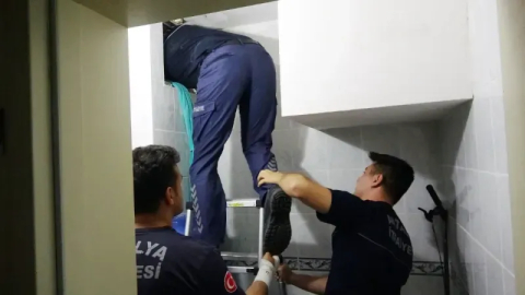 Havalandırmaya düşen yavru kediyi itfaiye ekipleri kurtardı