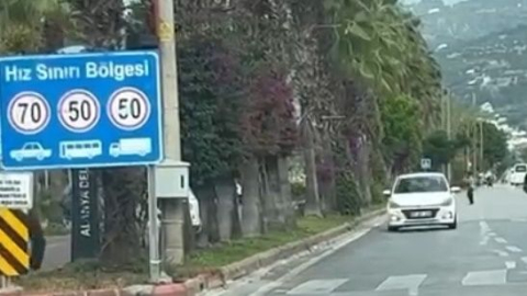 Yolda ters istikamette seyreden otomobil görenleri şaşırttı