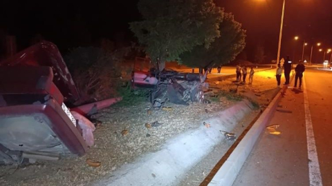 Refüjdeki ağaca çarpan otomobil iki parça oldu