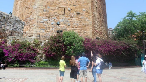 Fransız bayraklı 214 yolcu taşıyan gemi Alanya’ya geldi