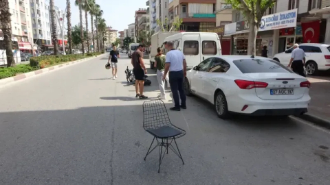 Direksiyon hakimiyetini kaybetti otomobile çarptı