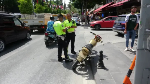 Polisten kaçamayınca motosikleti bırakıp kaçtılar