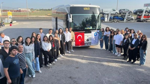 Yurtta kalan gençler Anıtkabir’i ziyaret etti