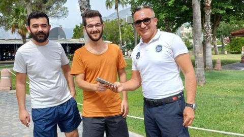Kemer Zabıtası bulduğu telefonu sahibine teslim etti