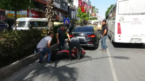 Motosiklet otomobilin altına girdi