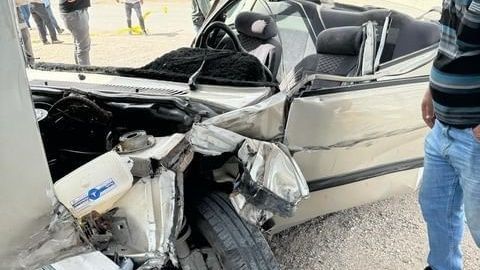 Önce tıra ardından iş yerine çarpan araç hurdaya döndü