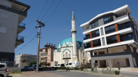 Hırsız, yardım kasasını çekiç ile kırdı