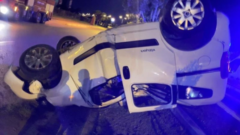 Refüje çarpan ticari araç takla attı