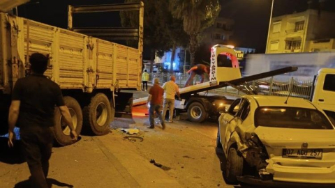 Yol kenarındaki iki otomobile çarptı