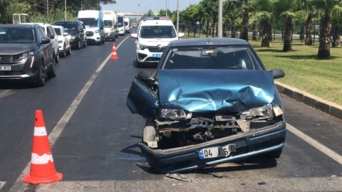 D-400 Karayolu'nda önündeki araca çarptı
