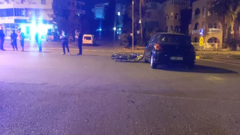 Motosiklet otomobile yandan çarptı