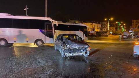  Otomobil ile ticari araç kavşakta çarpıştı
