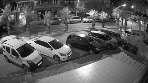 Park halindeki araçlara çarpıp hiçbir şey olmamış gibi yoluna devam etti