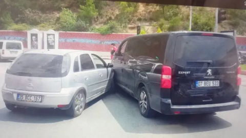 Antbirlik kavşağında ticari araca çarptı