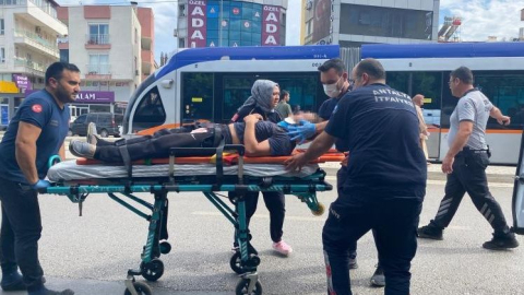 Caddeye park edilen tıra otomobil çarptı