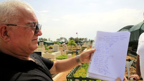 Çadır kente dönen mezarlık, tentelerden temizleniyor