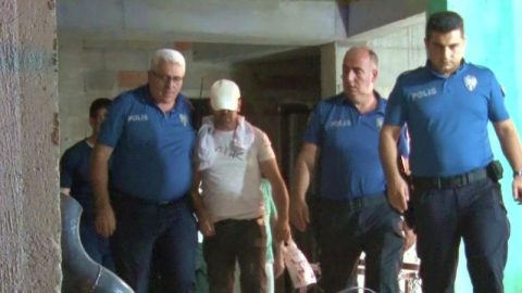 Çocuklarını göremeyince binanın iskelesine çıktı