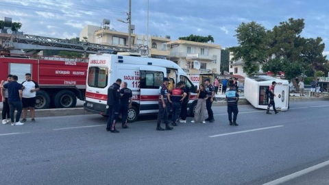 Önüne çıkan araca çarpmamak için yoldan çıkıp devrildi