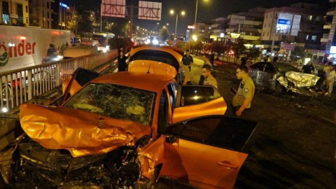 İki otomobil kafa kafaya çarpıştı