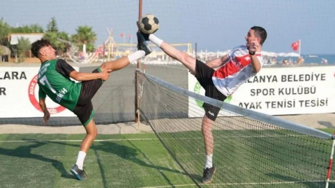 Ayak tenisinde 20 takımdan kıyasıya mücadele