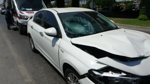 Kırmızı ışıktan kaçtı, çarpılmaktan kaçamadı