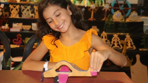 Küçük Buse ve Melisa tahta oyuncaklarla oynuyor