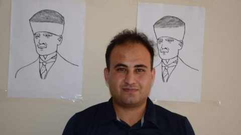 İki eliyle aynı anda Atatürk portresi çiziyor