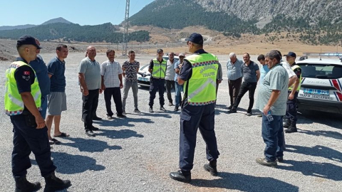 Antalya Jandarması, D-687 Karayolunda hayvanlara çarpma kazalarını önlemek için tedbirler alıyor