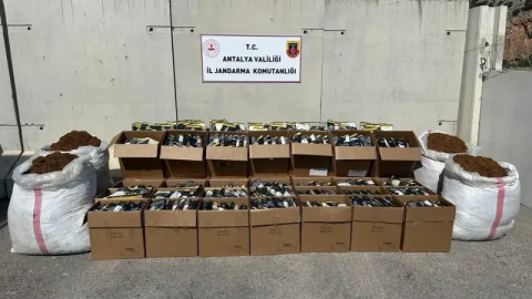 Antalya Jandarması'ndan kaçak tütün operasyonu: Okul önlerinde tek dal satışı engellendi
