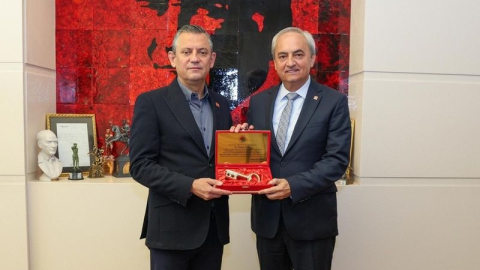 Kepez'in anahtarı CHP Genel Başkanı Özgür Özel’e verildi