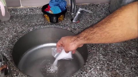 Lavabo açıcı kullanırken patlama ve zehirlenme tehlikesi!