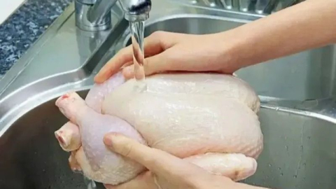 Tavuğu pişirmeden önce yıkamak tehlikeli mi?