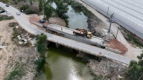 Antalya Büyükşehir Belediyesi, Aksu’da yeni köprü inşaatını tamamlıyor