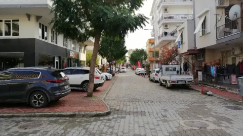 Manavgat'ta araçlar kaldırıma park ediyor, yayalar şikayetçi
