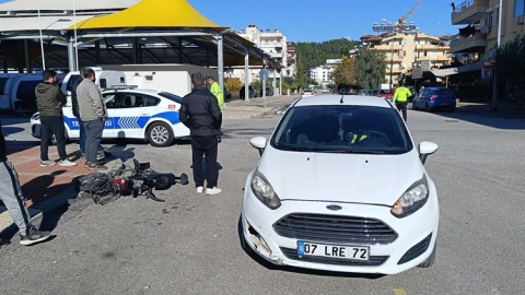 Manavgat Bahçelievler'de otomobil elektrikli bisiklete çarptı