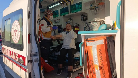 Batı Side Köprülü Kavşağı'ndaki kazada otomobilde sıkıştılar