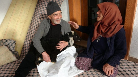 Yayla dönüşü karda mahsur kalan Akın çiftini AFAD kurtardı