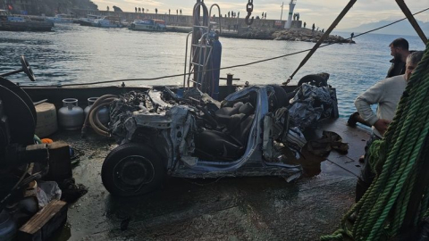 Falezlerden uçan otomobil denizden çıkarıldı, sürücüsü aranıyor